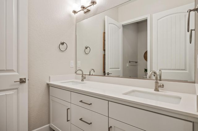 2549 N Black Oak Drive, Fresno, CA 93727
