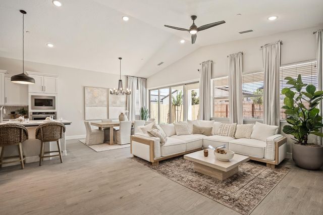 2549 N Black Oak Drive, Fresno, CA 93727