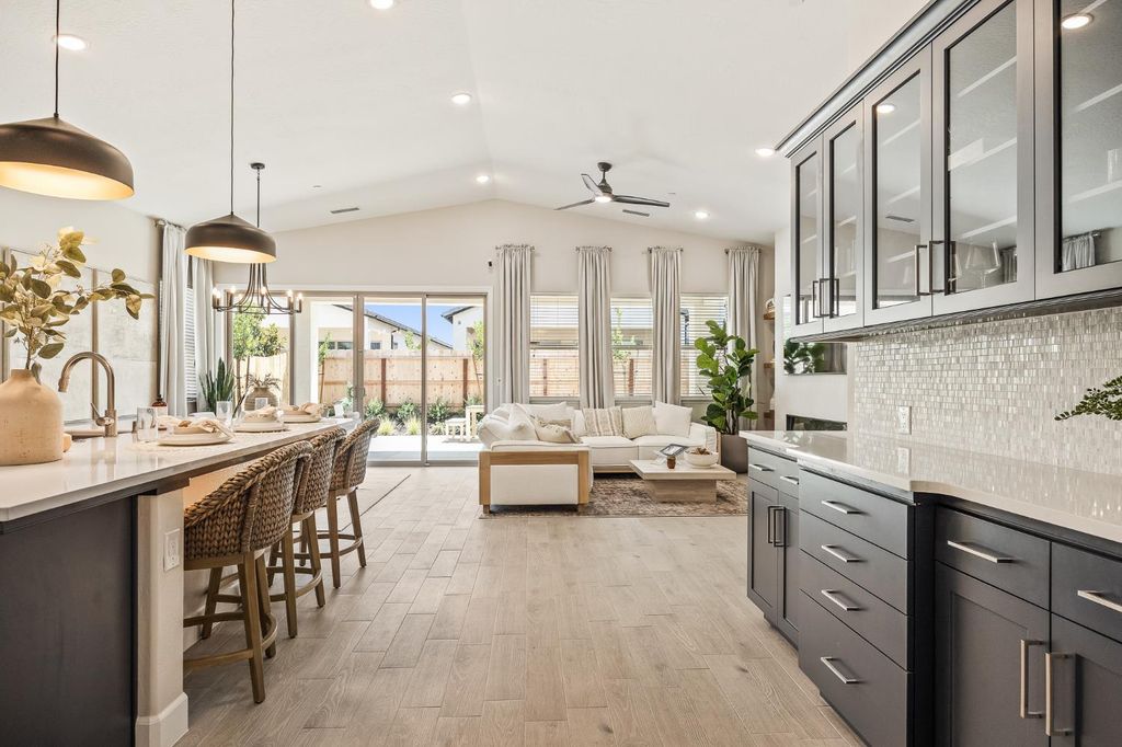 Image 6 of property listing at 2549 N Black Oak Drive, Fresno, CA 93727