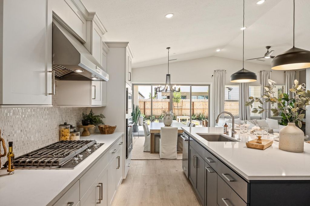 Image 7 of property listing at 2549 N Black Oak Drive, Fresno, CA 93727