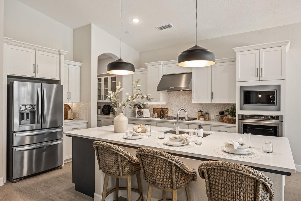 Image 8 of property listing at 2549 N Black Oak Drive, Fresno, CA 93727