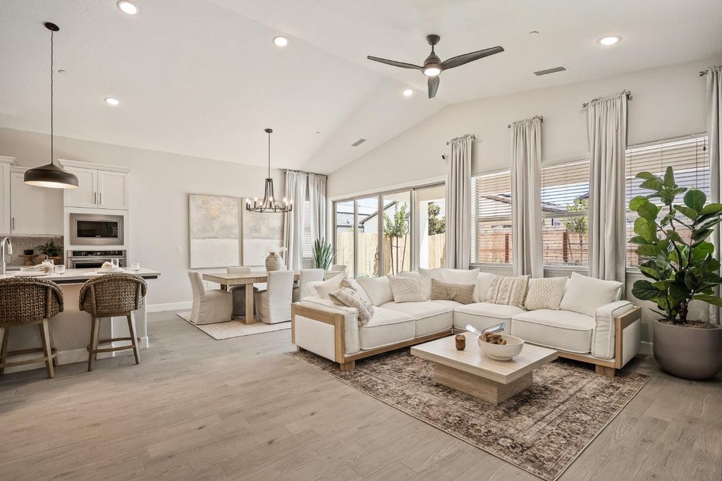 Image 9 of property listing at 2549 N Black Oak Drive, Fresno, CA 93727