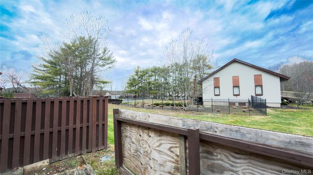 98 Whistler Court 98, Middle Island, NY 11953