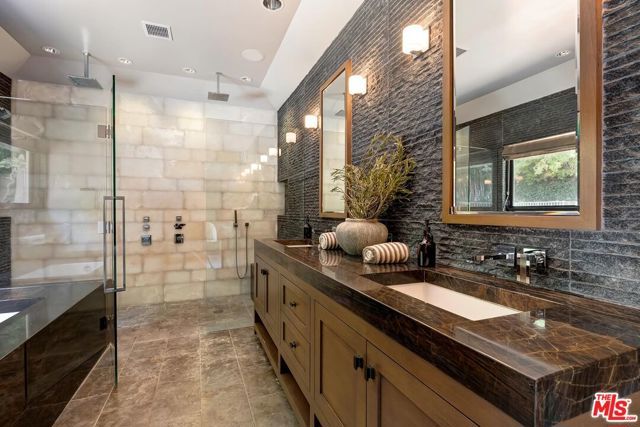 3300 N Knoll Drive, Los Angeles, CA 90068