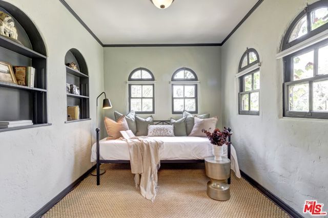 3300 N Knoll Drive, Los Angeles, CA 90068