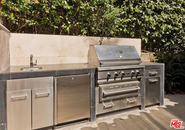 3300 N Knoll Drive, Los Angeles, CA 90068