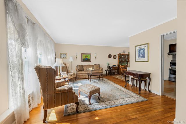 33 Dexter Road, Yonkers, NY 10710