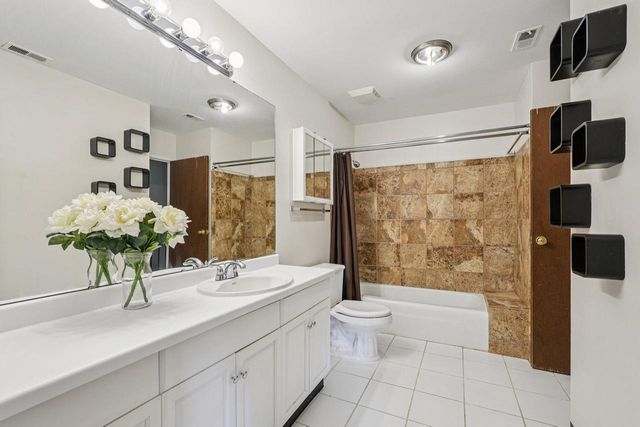 9211 N 70th STREET, Milwaukee, WI 53223