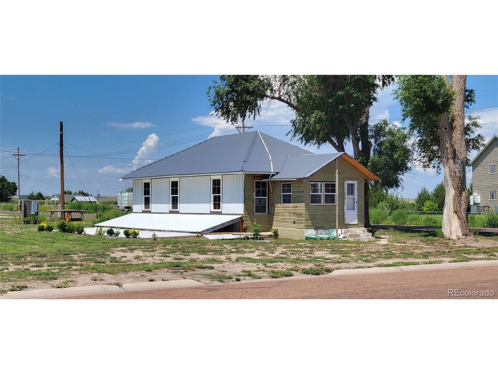 420 E 2nd St, Julesburg, CO 80737
