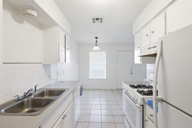 2412 Burleson CT A, Austin, TX 78741