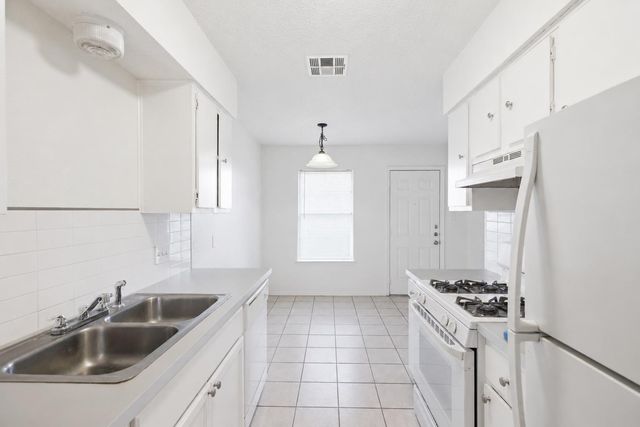 2412 Burleson CT A, Austin, TX 78741
