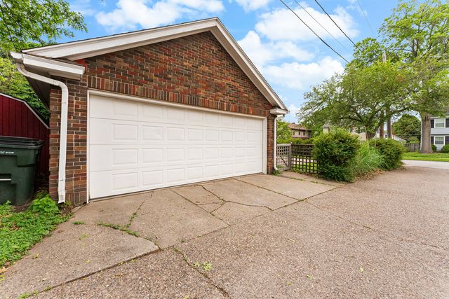 2735 Scott Street, Davenport, IA 50803
