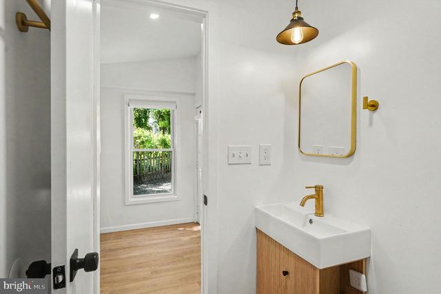 3033 BARCLAY ST, Baltimore, MD 21218