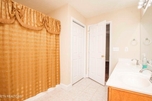 4723 Chesney Meadows Drive, Strawberry Plains, TN 37871