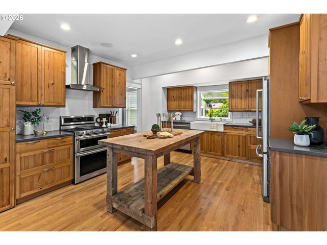 216 S IOWA St, Portland, OR 97239