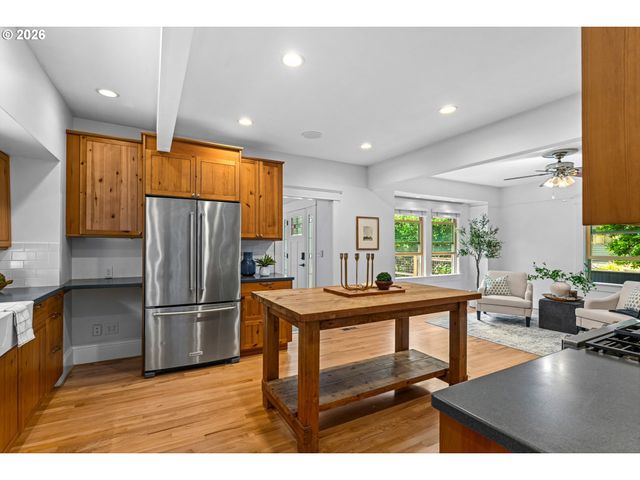 216 S IOWA St, Portland, OR 97239