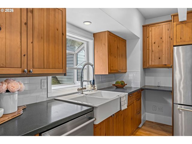 216 S IOWA St, Portland, OR 97239
