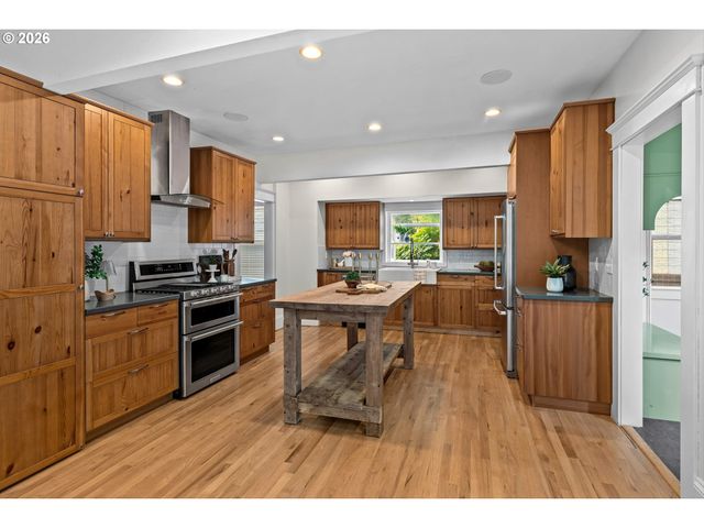 216 S IOWA St, Portland, OR 97239