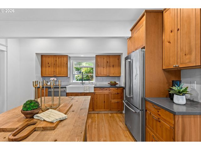 216 S IOWA St, Portland, OR 97239