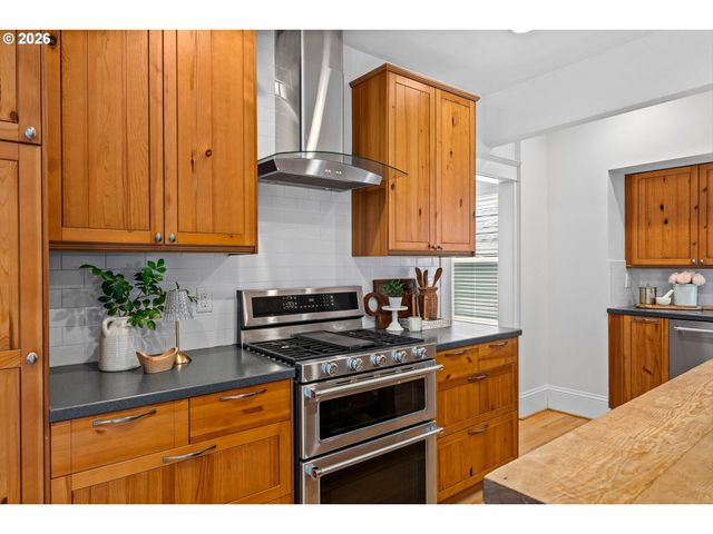 216 S IOWA St, Portland, OR 97239