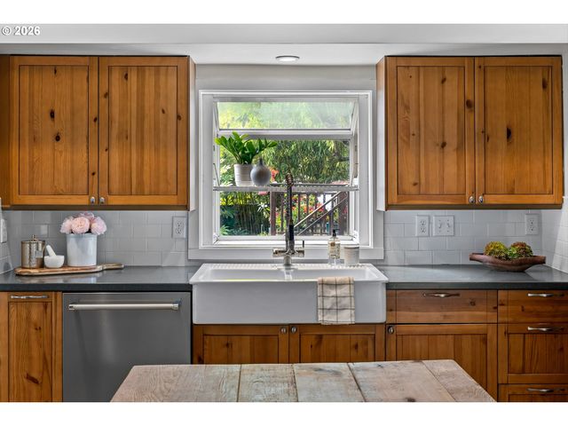 216 S IOWA St, Portland, OR 97239