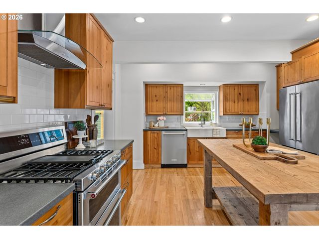 216 S IOWA St, Portland, OR 97239