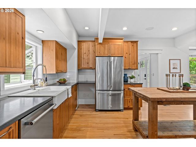 216 S IOWA St, Portland, OR 97239
