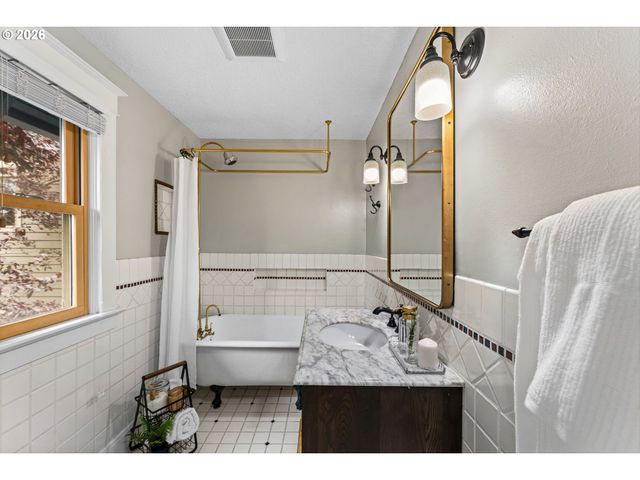 216 S IOWA St, Portland, OR 97239