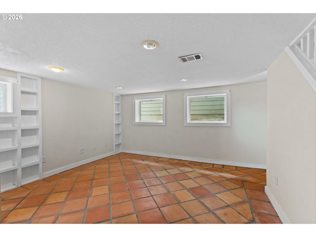216 S IOWA St, Portland, OR 97239