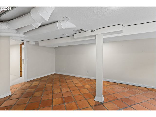 216 S IOWA St, Portland, OR 97239