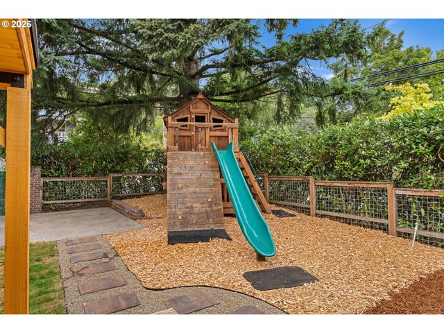 216 S IOWA St, Portland, OR 97239
