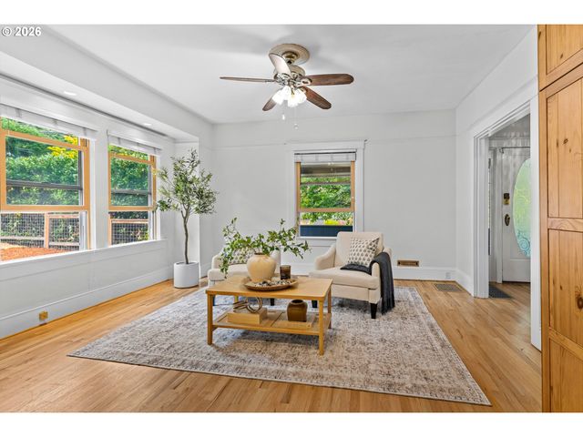 216 S IOWA St, Portland, OR 97239