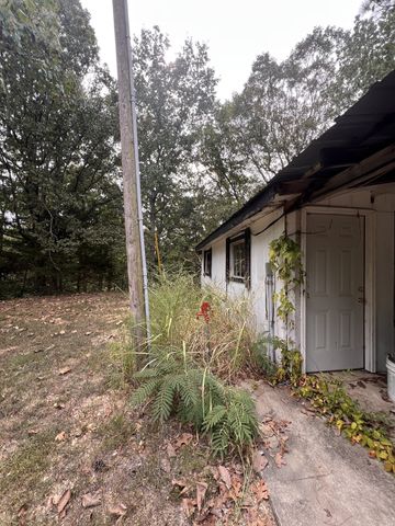1865 Clydeton Rd, Waverly, TN 37185