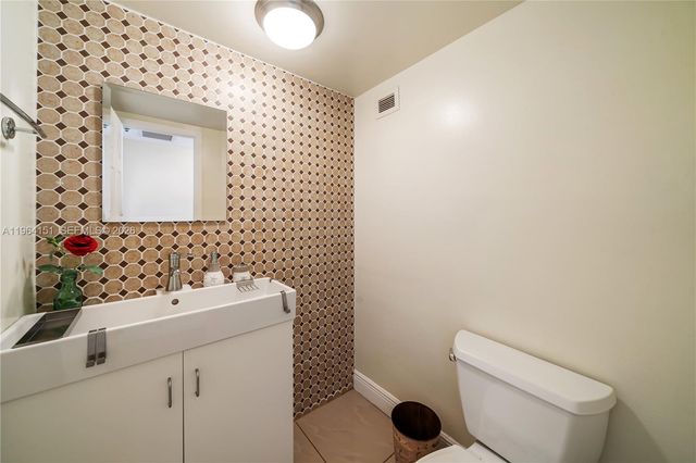 2750 NE 183rd St 401, Aventura, FL 33160