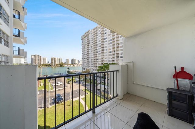 2750 NE 183rd St 401, Aventura, FL 33160