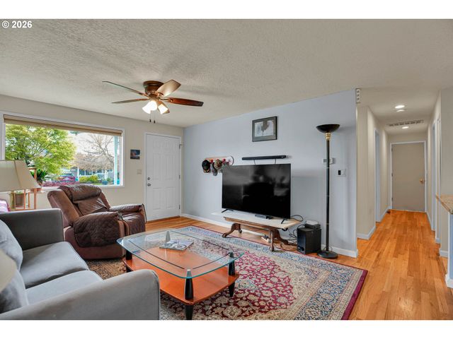 1550 RAINIER Rd, Woodburn, OR 97071