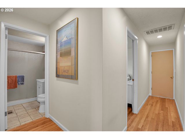 1550 RAINIER Rd, Woodburn, OR 97071