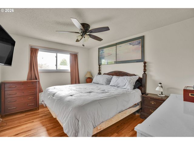 1550 RAINIER Rd, Woodburn, OR 97071