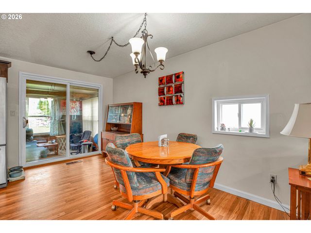 1550 RAINIER Rd, Woodburn, OR 97071