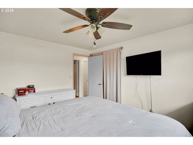 1550 RAINIER Rd, Woodburn, OR 97071