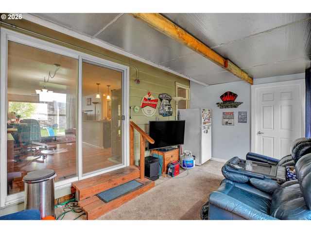1550 RAINIER Rd, Woodburn, OR 97071