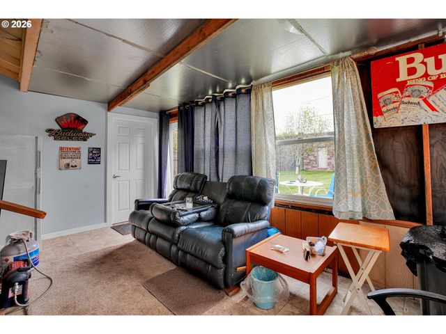 1550 RAINIER Rd, Woodburn, OR 97071
