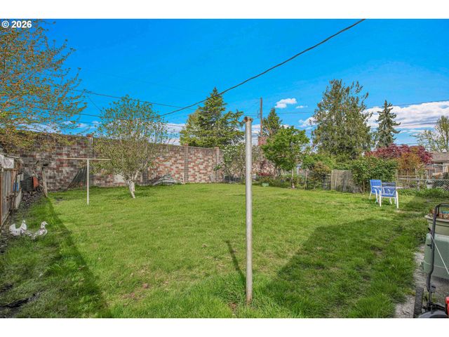 1550 RAINIER Rd, Woodburn, OR 97071