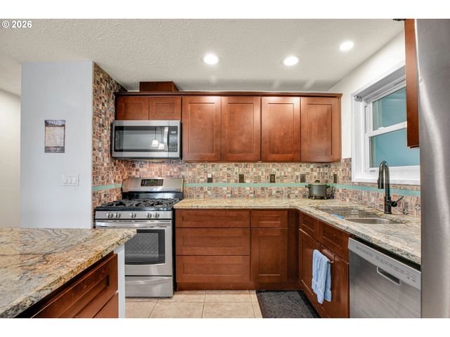 1550 RAINIER Rd, Woodburn, OR 97071