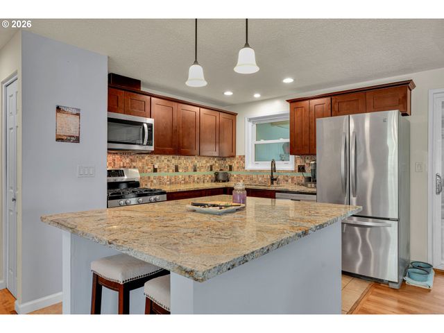 1550 RAINIER Rd, Woodburn, OR 97071