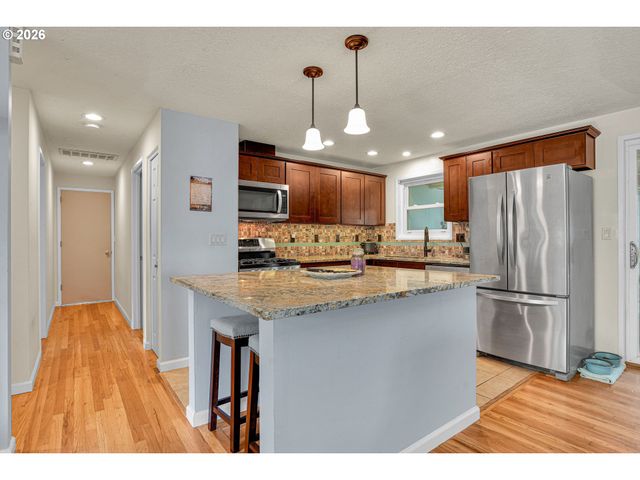 1550 RAINIER Rd, Woodburn, OR 97071
