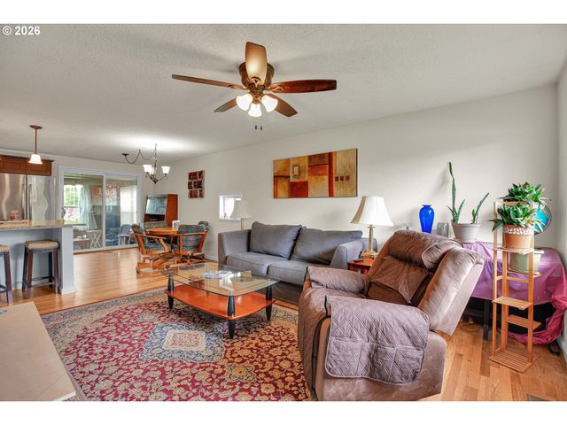 1550 RAINIER Rd, Woodburn, OR 97071