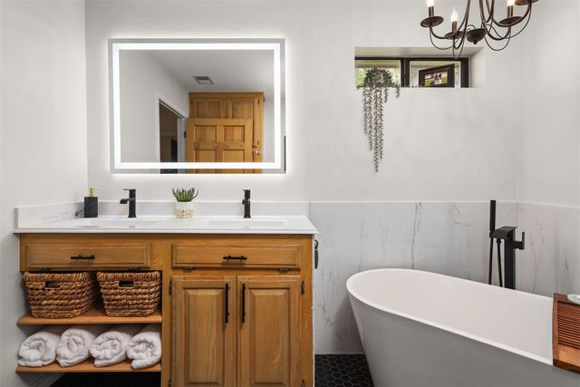 115 Bayou Glen Street, Hitchcock, TX 77563