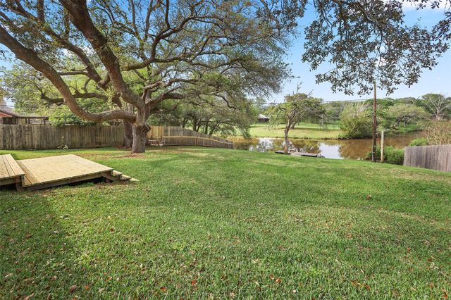 115 Bayou Glen Street, Hitchcock, TX 77563