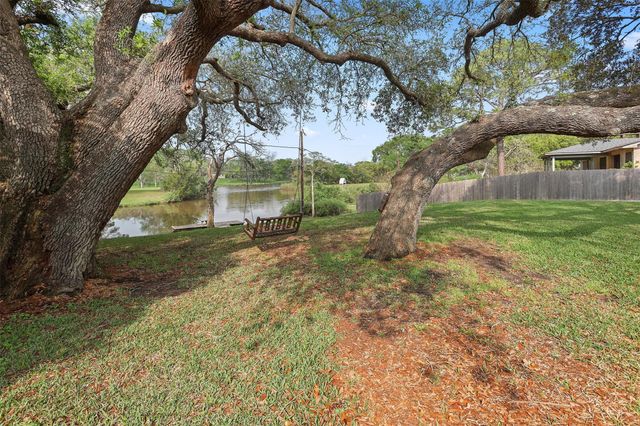 115 Bayou Glen Street, Hitchcock, TX 77563